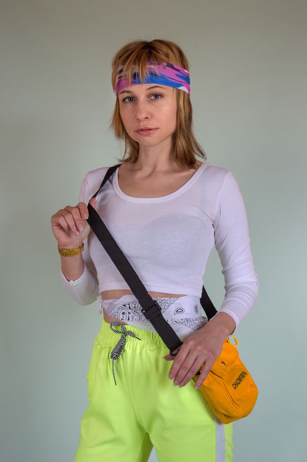 Kvinde med sort crossbody-taske