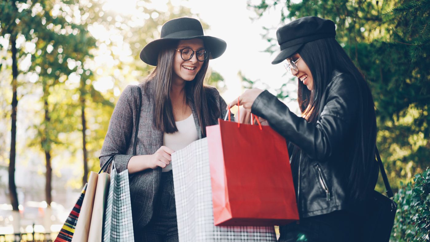 To veninder med indkøbsposer på shoppingtur